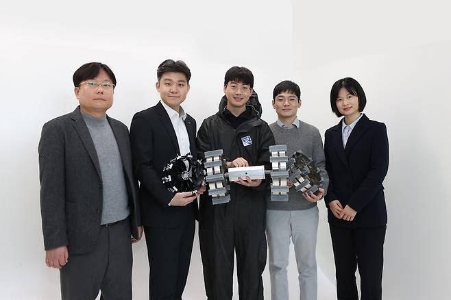 이번 연구를 수행한 공동연구진. 장종태(왼쪽부터) 한국항공우주연구원 책임연구원, 조남석 무인탐사연구소 대표, 이성빈 KAIST 박사과정, 이대영 KAIST 교수, 심채경 한국천문연구원 센터장.[KAIST 제공]