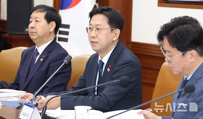 [서울=뉴시스] 추상철 기자 = 배경훈 부총리 겸 과학기술정보통신부 장관이 18일 오전 서울 종로구 정부서울청사에서 열린 제2회 과학기술관계장관회의에서 발언하고 있다. 2025.12.18. scchoo@newsis.com