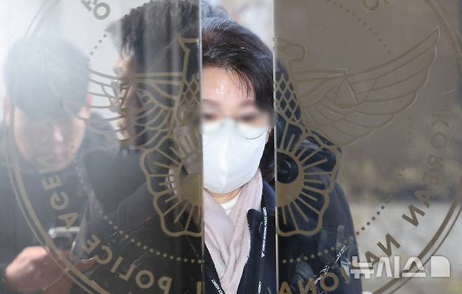 [서울=뉴시스] 박주성 기자 = 한학자 통일교 총재의 전 비서실장인 정원주씨가 18일 오전 서울 서대문구 경찰청 국가수사본부로 조사를 받기 위해 출석하고 있다. 2025.12.18. park7691@newsis.com