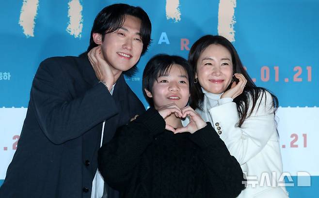 [서울=뉴시스] 김혜진 기자 = 배우 민진웅(왼쪽부터), 고동하, 최지우가 18일 오전 서울 용산구 CGV 용산아이파크몰에서 열린 영화 '슈가'(감독 최신춘) 제작보고회에서 포즈를 취하고 있다. 2025.12.18. jini@newsis.com