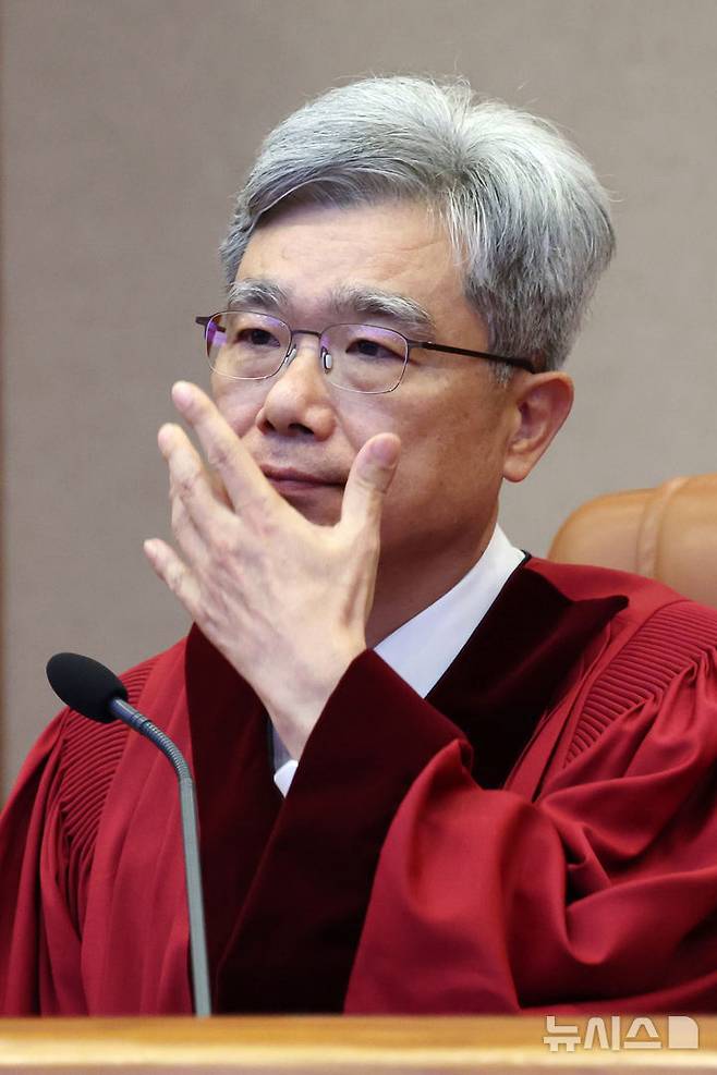 [서울=뉴시스] 조성우 기자 = 김상환 헌법재판소장이 18일 오후 서울 종로구 헌법재판소 대심판정에서 열린 조지호 경찰청장 탄핵심판 사건 선고기일에 자리하고 있다. 2025.12.18. xconfind@newsis.com
