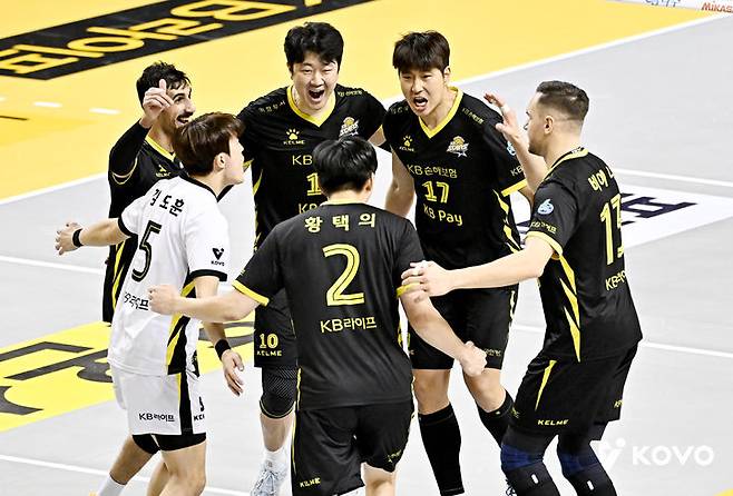 [서울=뉴시스] 남자 프로배구 KB손해보험 선수들이 18일 경기 의정부 경민대체육관에서 열린 진에어 2025~2026 V-리그 남자부 삼성화재와의 경기에서 득점을 올린 뒤 기뻐하고 있다. (사진=KOVO 제공) 2025.12.18.