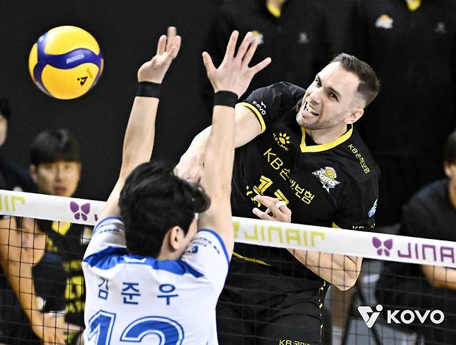 [서울=뉴시스] 남자 프로배구 KB손해보험 비예나가 18일 경기 의정부 경민대체육관에서 열린 진에어 2025~2026 V-리그 남자부 삼성화재와의 경기에서 공격을 시도하고 있다. (사진=KOVO 제공) 2025.12.18.