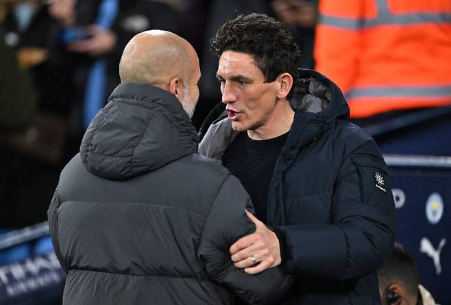 맨체스터 시티 페프 과르디올라 감독(왼쪽)과 브렌트퍼드 키이스 앤드루스 감독. 연합뉴스