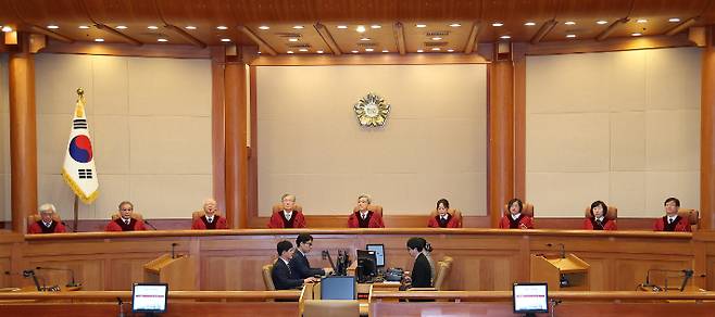 18일 서울 종로구 헌법재판소에서 열린 조지호 경찰청장 탄핵심판 선고기일에 김상환 헌법재판소장를 포함한 헌법재판관들이 착석해 있다. 연합뉴스