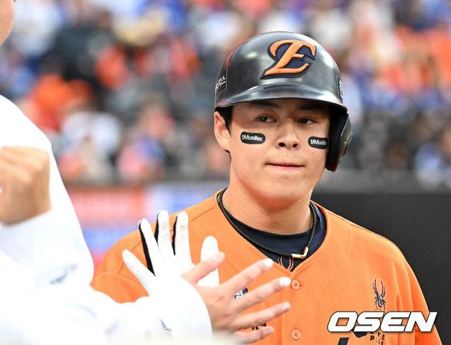 [OSEN=대전, 이대선 기자] 삼성은 19일 대전 한화생명볼파크에서 열린 포스트시즌 플레이오프 2차전 한화 이글스와의 경기에서 타선이 폭발하며 7-3 완승을 거뒀다.시리즈 전적 1승 1패로 동률을 만들고 홈구장 대구 삼성라이온즈파크로 돌아간다. 9회말 무사에서 한화 노시환이 좌월 솔로 홈런을 치고 더그아웃에서 환호하고 있다. 2025.10.19 /sunday@osen.co.kr