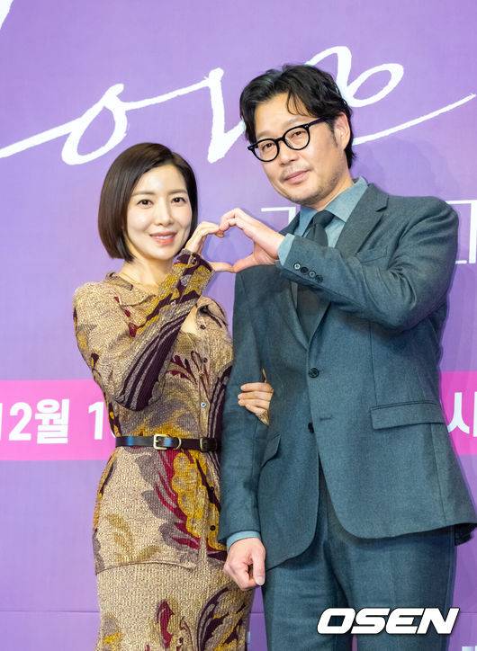 [OSEN=박준형 기자] 18일 오후 서울 신도림 드링크 서울에서 JTBC 새 금요시리즈 ‘러브 미’(연출 조영민/극본 박은영·박희권) 제작발표회가 진행됐다.'러브 미'는 내 인생만 애틋했던, 조금은 이기적이라 어쩌면 더 평범한 가족이 각자의 사랑을 시작하며 성장하는 이야기다로 이날 행사에는 조영민 감독과 배우 서현진, 유재명, 이시우, 윤세아, 장률, 다현이 참석했다. 배우 윤세아와 유재명이 포즈를 취하고 있다.  2025.12.18 / soul1014@osen.co.kr