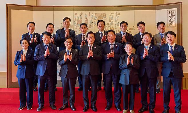 이재명 대통령이 18일 용산 대통령실에서 열린 더불어민주당 대전, 충남 국회의원 오찬 간담회 참석자들과 기념촬영을 하고 있다. 대통령실 제공