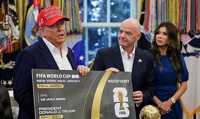 잔니 인판티노 국제축구연맹(FIFA) 회장(오른쪽)이 지난 8월 백악관에서 도널드 트럼프 미국 대통령에게 2026 북중미 월드컵 결승전 티켓을 선물하고 있다. FIFA가 최근 발표한 북중미 월드컵 티켓 가격이 지나치게 비싸 세계 각지에서 비판의 목소리가 커지고 있다. 로이터연합뉴스
