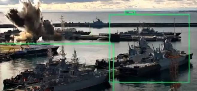 노보로시스크 항구에 정박한 러시아 해군 잠수함이 폭파됐다고 우크라이나군이 주장하는 장면. 우크라이나 보안군(SBU) 제공