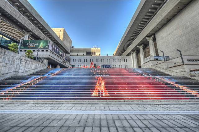 세종문화회관 중앙계단에 설치된 영화 ‘아바타: 불과 재’의 팝업. 사진 제공=세종문화회관