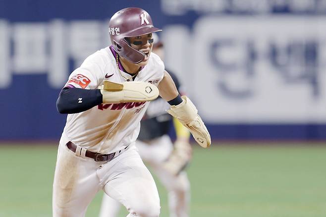 키움 송성문(사진)은 포스팅 계약 마감일인 22일 오전 7시까지 분주하게 소속팀을 찾을 계획이다. 그는 최근 김하성 영입에 실패한 애슬레틱스의 관심을 받고 있다. 뉴시스