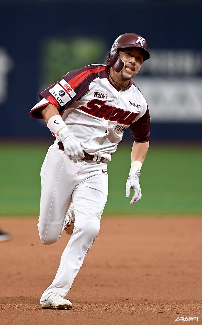 이용규와 키움 구단은 2026시즌에도 플레잉코치로 함께하자는 공감대를 형성했다. 연봉 계약을 마치면 이용규의 KBO리그 23번째 시즌이 열린다. 스포츠동아 DB