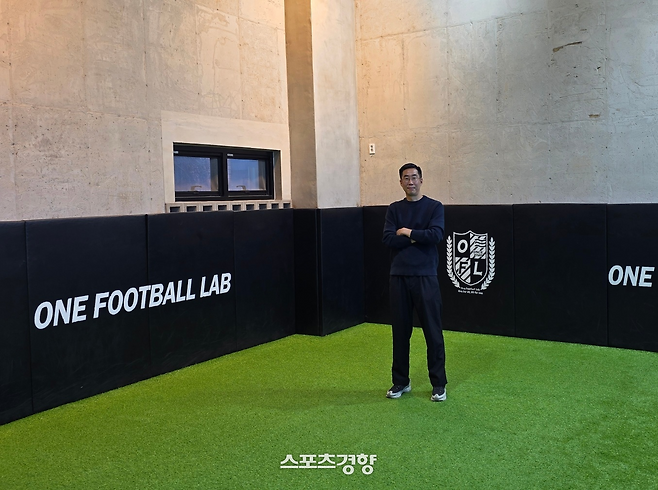 은퇴한 축구 선수들의 롤 모델인 김원일이 지난 17일 김포시에 차린 자신의 축구교실에서 새해 포부를 밝히고 있다. 김포 | 황민국 기자