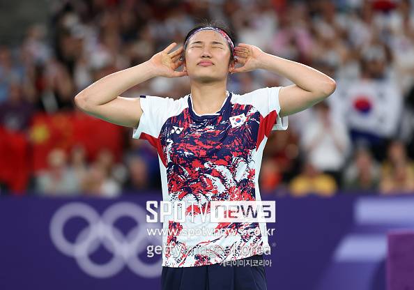 ▲ 세계 랭킹 1위 안세영은 18일(한국시간) 중국 항저우 올림픽스포츠센터 체육관에서 열린 2025 세계배드민턴연맹(BWF) 월드투어 파이널 여자 단식 A조 2차전에서 세계 랭킹 9위 미야자키 토모카(일본)를 게임스코어 2-0(21-9, 21-6)으로 제압했다. 직전 조별리그 1차전에서 푸트리 쿠수마 와르다니(인도네시아)를 2-1로 꺾은 안세영은 조별리그 2승을 챙기며 준결승 진출을 확정했다. 따라서 다가오는 3차전 야마구치 아카네와의 경기 결과와 상관 없이 다음 라운드로 향하게 됐다.