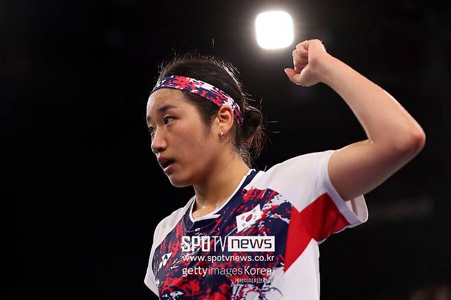 ▲ 세계 랭킹 1위 안세영은 18일(한국시간) 중국 항저우 올림픽스포츠센터 체육관에서 열린 2025 세계배드민턴연맹(BWF) 월드투어 파이널 여자 단식 A조 2차전에서 세계 랭킹 9위 미야자키 토모카(일본)를 게임스코어 2-0(21-9, 21-6)으로 제압했다. 직전 조별리그 1차전에서 푸트리 쿠수마 와르다니(인도네시아)를 2-1로 꺾은 안세영은 조별리그 2승을 챙기며 준결승 진출을 확정했다. 따라서 다가오는 3차전 야마구치 아카네와의 경기 결과와 상관 없이 다음 라운드로 향하게 됐다.&nbsp;