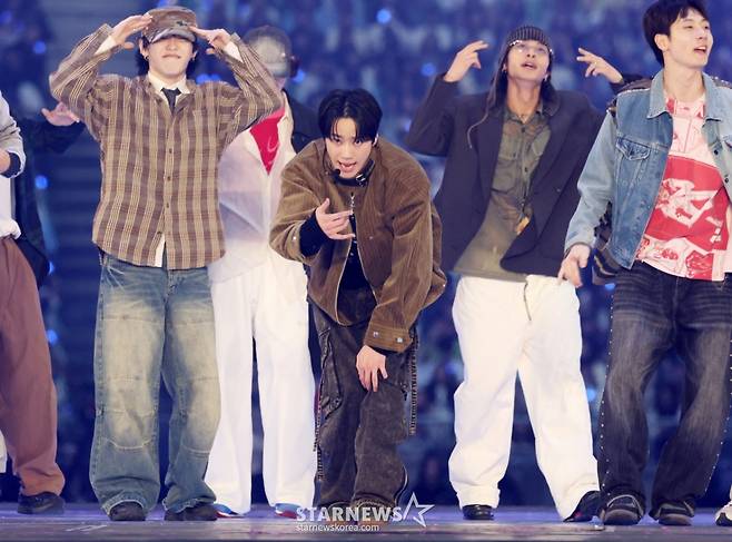 가수 겸 배우 이준영이 6일 가오슝 내셔널 스타디움에서 진행된 스타뉴스 주최 '10주년 아시아 아티스트 어워즈 2025(10th Anniversary Asia Artist Awards 2025, '10주년 AAA 2025')에서 멋진 무대를 선보이고 있다.  12월 6일~7일 양일에 걸쳐 가오슝 내셔널 스타디움에서 펼쳐지는 '10주년 아시아 아티스트 어워즈 2025(10th Anniversary Asia Artist Awards 2025, '10주년 AAA 2025')'와 페스타 'ACON 2025'는 MTN(머니투데이방송)과 위버스(Weverse)를 통해 각각 TV와 온라인 스트리밍으로 생중계 된다.  /2025.12.06 /사진=김휘선 hwijpg@