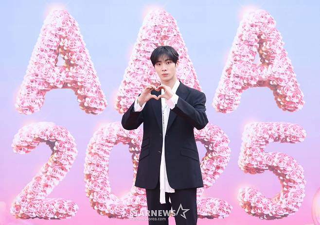 배우 추영우가 6일 가오슝 내셔널 스타디움에서 진행된 스타뉴스 주최 '10주년 아시아 아티스트 어워즈 2025(10th Anniversary Asia Artist Awards 2025, '10주년 AAA 2025') 레드카펫 행사에 참석해 포즈를 취하고 있다.   12월 6일~7일 양일에 걸쳐 가오슝 내셔널 스타디움에서 펼쳐지는 '10주년 아시아 아티스트 어워즈 2025(10th Anniversary Asia Artist Awards 2025, '10주년 AAA 2025')'와 페스타 'ACON 2025'는 MTN(머니투데이방송)과 위버스(Weverse)를 통해 각각 TV와 온라인 스트리밍으로 생중계 된다.  /2025.12.06 /사진=이동훈 photoguy@