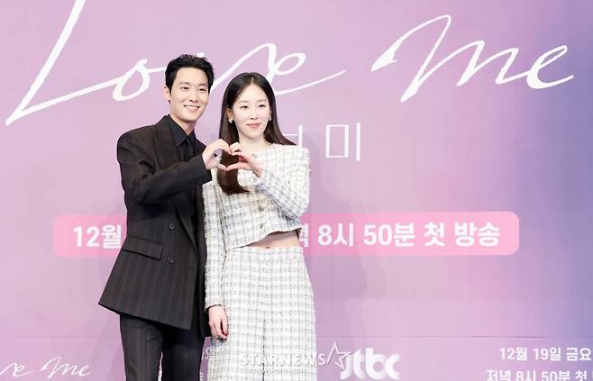 배우 장률, 서현진이 18일 서울 구로구 더링크서울 트리뷰트포트폴리오 호텔에서 열린 JTBC 새 금요시리즈 '러브 미' 제작발표회에 참석해 포즈를 취하고 있다. /2025.12.18 /사진=김휘선 hwijpg@