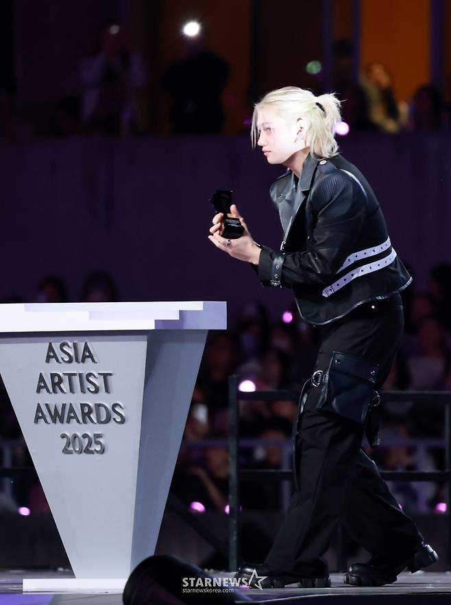 필릭스-장원영 '예의바른 남녀의 행동'[AAA2025 화보]