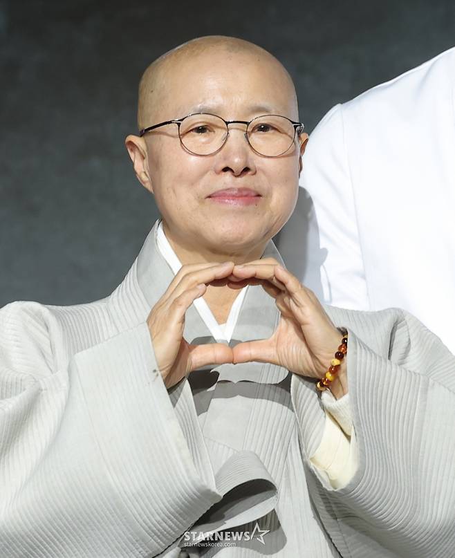 (서울=뉴스1) 권현진 기자 = 선재스님이 17일 오전 서울 종로구 JW메리어트동대문스퀘어에서 열린 넷플릭스 예능 '흑백요리사: 요리 계급 전쟁2'(이하 '흑백요리사2') 제작발표회에 참석해 포즈를 취하고 있다. '흑백요리사2'는 오직 맛으로 계급을 뒤집으려는 재야의 고수 '흑수저' 셰프들과 이를 지키려는 대한민국 최고 수준의 스타 셰프 '백수저'들이 펼치는 요리 서바이벌 예능이다. 2025.12.17/뉴스1 Copyright (C) 뉴스1. All rights reserved. 무단 전재 및 재배포, AI학습 이용 금지. /사진=(서울=뉴스1) 권현진 기자