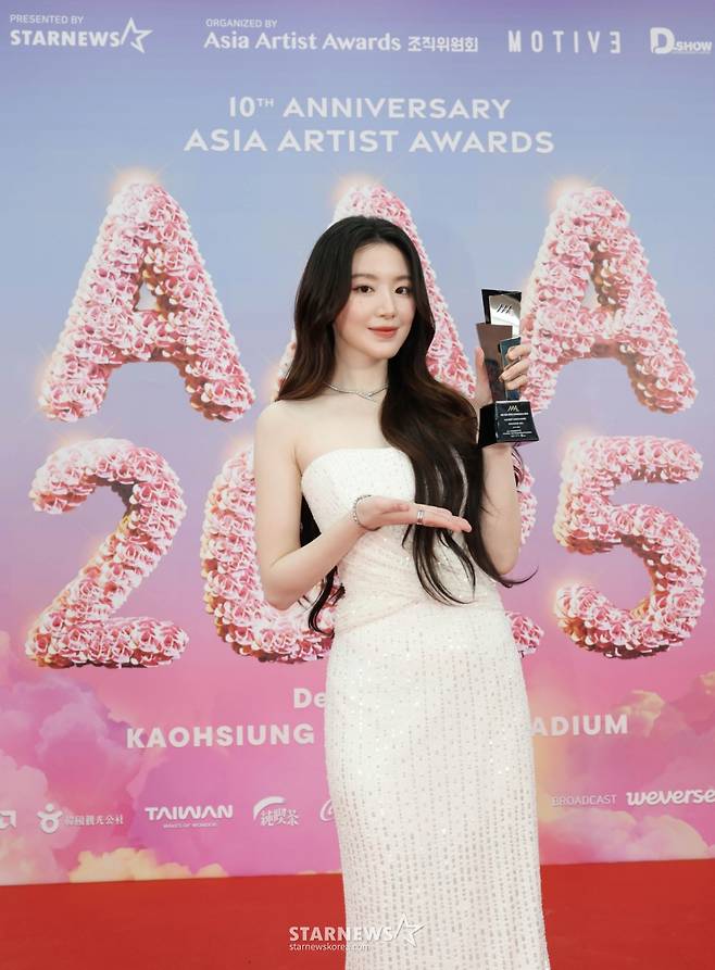 아이들 슈화가 6일 가오슝 내셔널 스타디움에서 진행된 스타뉴스 주최 '10주년 아시아 아티스트 어워즈 2025(10th Anniversary Asia Artist Awards 2025, '10주년 AAA 2025')에서 베스트 초이스상을 수상한 뒤 포즈를 취하고 있다. /2025.12.06 /사진=이동훈 photoguy@