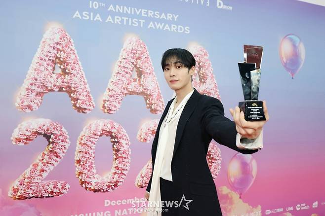 배우 추영우가 6일 가오슝 내셔널 스타디움에서 진행된 스타뉴스 주최 '10주년 아시아 아티스트 어워즈 2025(10th Anniversary Asia Artist Awards 2025, '10주년 AAA 2025')에서 배우부문 AAA 아이콘 상을 수상한 뒤 포즈를 취하고 있다. /2025.12.06 /사진=이동훈 photoguy@