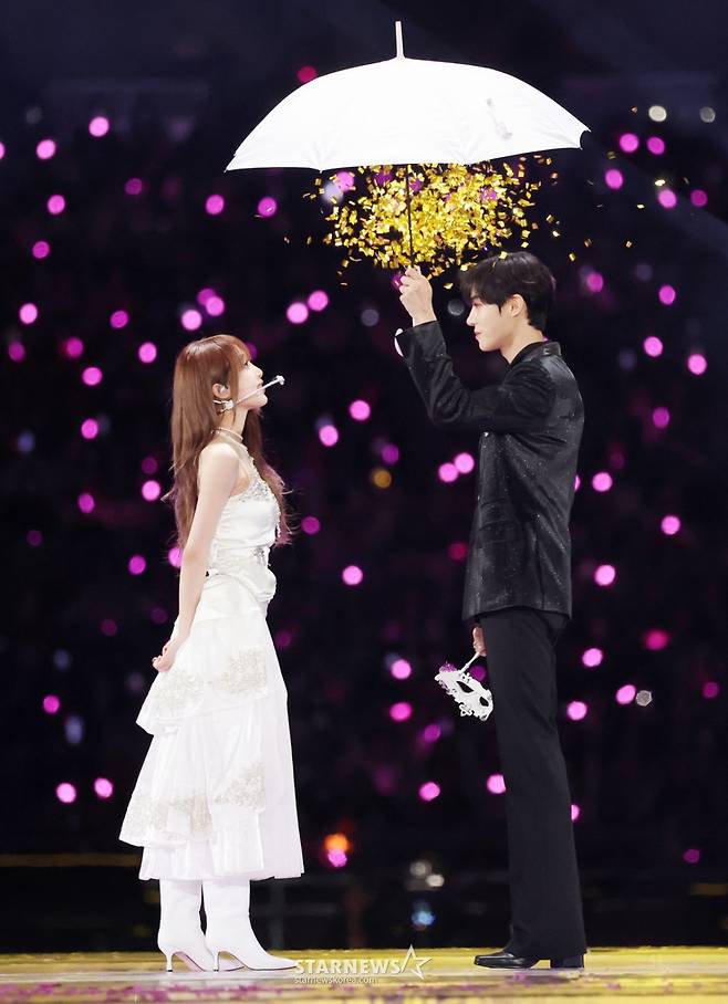 가수 최예나, 배우 추영우가 6일 가오슝 내셔널 스타디움에서 진행된 스타뉴스 주최 '10주년 아시아 아티스트 어워즈 2025(10th Anniversary Asia Artist Awards 2025, '10주년 AAA 2025')에서 멋진 무대를 선보이고 있다./2025.12.06 /사진=김휘선 hwijpg@