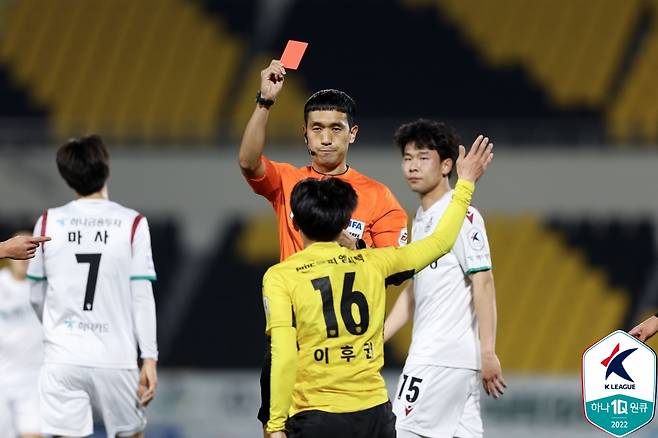 김우성(가운데 위) 심판. /사진=한국프로축구연맹 제공