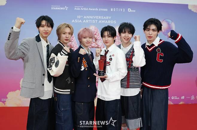 그룹 킥플립이 6일 가오슝 내셔널 스타디움에서 진행된 스타뉴스 주최 '10주년 아시아 아티스트 어워즈 2025(10th Anniversary Asia Artist Awards 2025, '10주년 AAA 2025')에서 가수부문 베스트 뉴아티스트 상을 수상한 뒤 포즈를 취하고 있다. /2025.12.06 /사진=이동훈 photoguy@