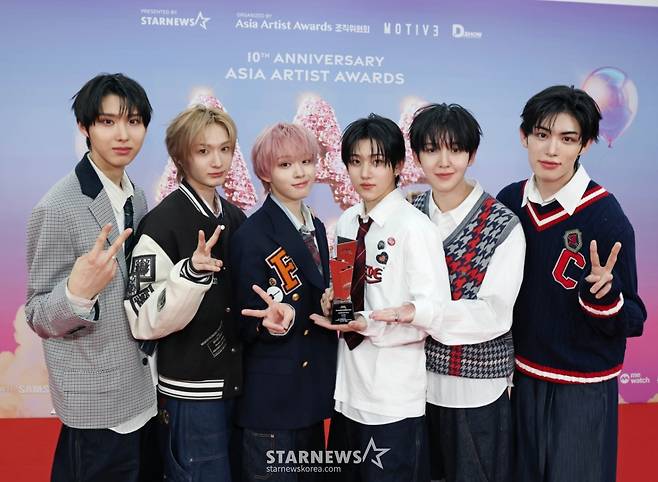 그룹 킥플립이 6일 가오슝 내셔널 스타디움에서 진행된 스타뉴스 주최 '10주년 아시아 아티스트 어워즈 2025(10th Anniversary Asia Artist Awards 2025, '10주년 AAA 2025')에서 가수부문 베스트 뉴아티스트 상을 수상한 뒤 포즈를 취하고 있다. /2025.12.06 /사진=이동훈 photoguy@