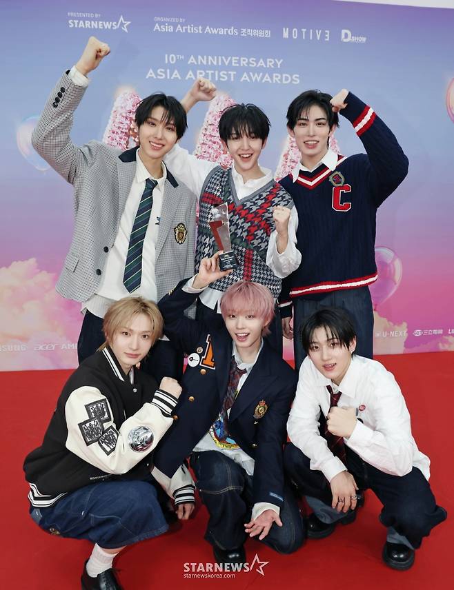 그룹 킥플립이 6일 가오슝 내셔널 스타디움에서 진행된 스타뉴스 주최 '10주년 아시아 아티스트 어워즈 2025(10th Anniversary Asia Artist Awards 2025, '10주년 AAA 2025')에서 가수부문 베스트 뉴아티스트 상을 수상한 뒤 포즈를 취하고 있다. /2025.12.06 /사진=이동훈 photoguy@