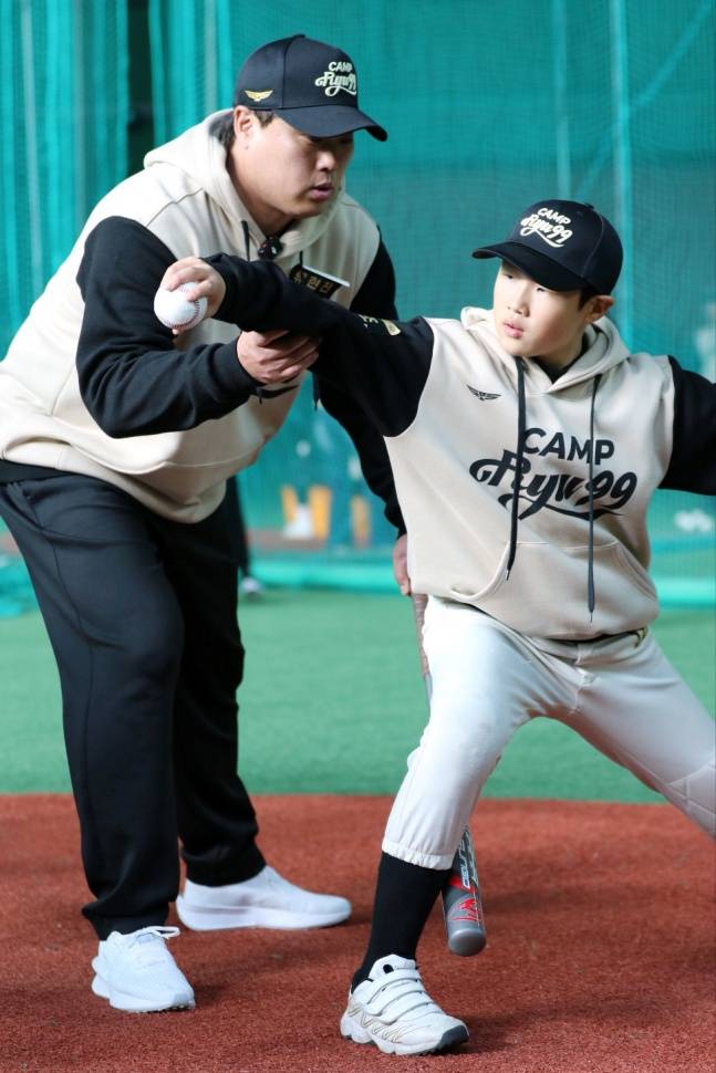 류현진(왼쪽)이 17일 서산 한화이글스 2군 훈련장에서 열린 제2회 2025 류현진재단 유소년 야구캠프 CAMP RYU99에서 유소년 선수를 지도하고 있다. /사진=류현진 재단 제공