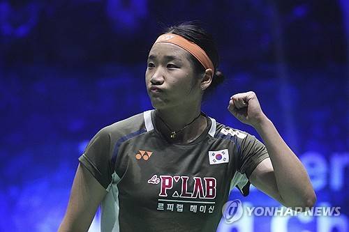 안세영(삼성생명·세계 1위)은 17일(한국시간) 중국 항저우 올림픽스포츠센터 체육관에서 열린 2025 세계배드민턴연맹(BWF) 월드투어 파이널 여자 단식 A조 1차전에서 인도네시아의 푸트리 쿠수마 와르다니(세계 7위)를 게임스코어 2-1(21-16 8-21 21-8)로 제압했다. 안세영이 승리를 거두자 중국 매체 넷이즈는 안세영의 기술과 경기력에 감탄했다. 동시에 이번 대회에 안세영의 천적인 중국의 천위페이(세계 5위)가 없기에 안세영이 무난하게 우승을 차지할 것으로 내다봤다. 연합뉴스