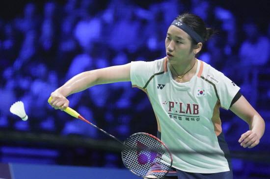 안세영은 18일 중국 항저우 올림픽스포츠센터 체육관에서 열린 세계배드민턴연맹(BWF) 월드투어 파이널스 2025 여자 단식 조별리그 A조 2차전서 미야자키에 2-0(21-9 21-6) 완승을 거뒀다. 안세영은 A조 2연승을 달리며 준결승 조기 진출을 확정지었다. 지난 8월 프랑스 파리에서 열린 세계선수권대회에서 안세영이 4강 탈락하는 바람에 다소 행운 섞인 우승을 챙긴 야마구치 아카네(일본) 역시 이날 푸트리 쿠수마 와르다니(인도네시아)에 게임스코어 2-1 역전승을 거두고 전날 미야자키전 2-0 완승에 이어 2연승으로 안세영과 함께 준결승 조기 확정을 이뤄냈다. 연합뉴스