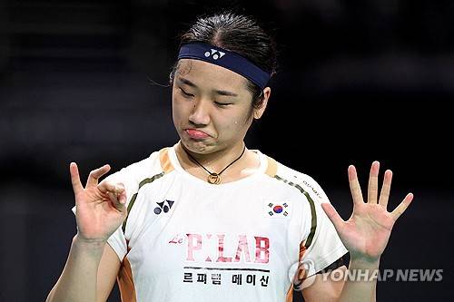 안세영은 18일 중국 항저우 올림픽스포츠센터 체육관에서 열린 세계배드민턴연맹(BWF) 월드투어 파이널스 2025 여자 단식 조별리그 A조 2차전서 미야자키에 2-0(21-9 21-6) 완승을 거뒀다. 안세영은 A조 2연승을 달리며 준결승 조기 진출을 확정지었다. 지난 8월 프랑스 파리에서 열린 세계선수권대회에서 안세영이 4강 탈락하는 바람에 다소 행운 섞인 우승을 챙긴 야마구치 아카네(일본) 역시 이날 푸트리 쿠수마 와르다니(인도네시아)에 게임스코어 2-1 역전승을 거두고 전날 미야자키전 2-0 완승에 이어 2연승으로 안세영과 함께 준결승 조기 확정을 이뤄냈다. 연합뉴스