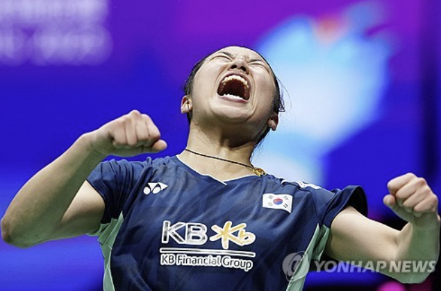 배드민턴사 최초로 11관왕에 도전하는 세계랭킹 1위 '셔틀콕 여제' 안세영이(삼성생명)이 세계 최고의 선수들이 모인 대회에서 압도적인 퍼포먼스로 상대를 꺾고 4강에 안착했다. 안세영은 18일 중국 항저우의 올림픽 스포츠 센터에서 열린 미야자키 도모카(일본)와의 여자 단식 A조 2차전에서 33분 만에 상대를 제압하고 2연승을 달리며 조기 4강행을 확정지었다. 대한배드민턴협회