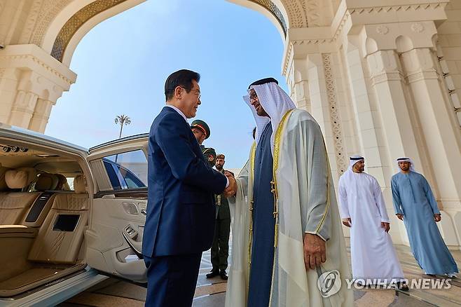 이재명 대통령, UAE 대통령궁 도착 (아부다비=연합뉴스) 김도훈 기자 = 아랍에미리트(UAE)를 국빈 방문 중인 이재명 대통령이 18일(현지시간) 아부다비 대통령궁에서 영접나온 무함마드 빈 자이드 알 나흐얀 대통령과 인사하고 있다. 2025.11.18 [공동취재 제공. 재판매 및 DB 금지] superdoo82@yna.co.kr