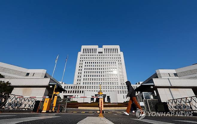 여당 사법개혁안 처리 시동…법관대표들은 내일 정기회의 (서울=연합뉴스) 신현우 기자 = 7일 서울 서초구 대법원.
    더불어민주당이 연내에 내란전담재판부 도입, 대법관 증원, 법원행정처 폐지, 재판소원 도입 등 사법개혁 법안을 처리할 방침이다.
    전국법관대표회의는 8일 정기회의를 열고 여당에서 추진 중인 '사법개혁'과 관련해 공식 입장을 표명할지 논의할 예정이다. 2025.12.7 nowwego@yna.co.kr