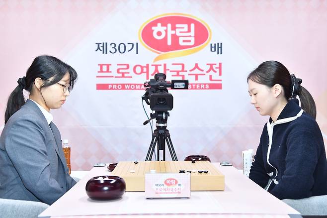 김은지(오른쪽)가 최정을 꺾고 하림배 우승을 차지했다. [한국기원 제공. 재판매 및 DB 금지]