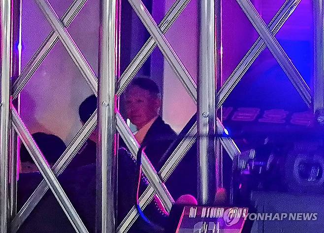 군사법원 증인 출석하는 윤석열 (서울=연합뉴스) 김철선 기자 = 윤석열 전 대통령이 18일 서울 용산구 중앙지역군사법원에서 열린 여인형 전 방첩사령관의 내란 중요임무 종사 혐의 재판에 증인으로 출석하고 있다. 2025.12.18 kcs@yna.co.kr