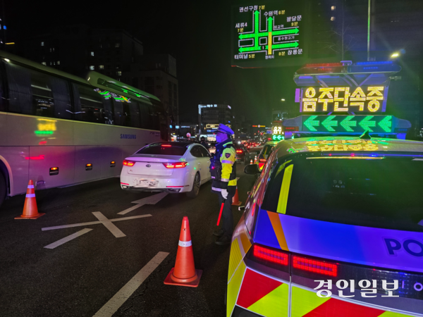 18일 저녁 경기남부경찰청이 수원시청역 인근 도로에서 음주단속을 진행하는 모습. 2025.12.18 /고건기자 gogosing@kyeongin.com