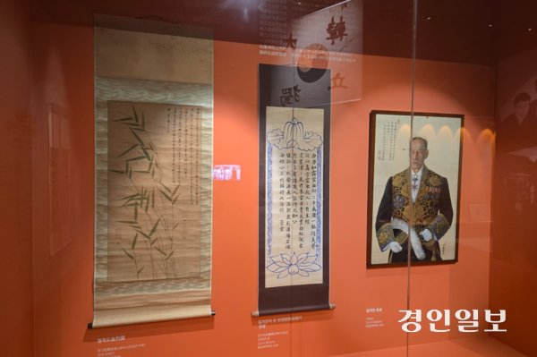 특별전에 전시된 조선 말기 화가 양기훈이 그린 ‘민영환 혈죽도’와 독립운동가 김가진 선생이 쓴 민영환의 만장, 김가진 선생의 초상. 2025.12.19 /김태강 기자 think@kyeongin.com