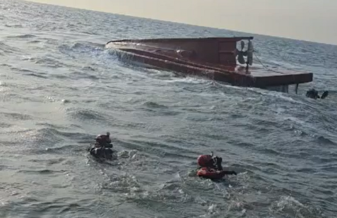 ▲ 19일 인천 선미도 해상서 어선 전복 사고가 발생했다. /사진제공=인천해양경찰서