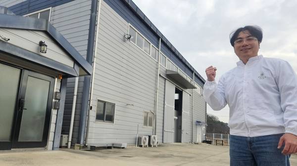 김비성 빛올양조연구소 대표가 공장 앞에 서서 화이팅을 외치고 있다. /유은상 기자