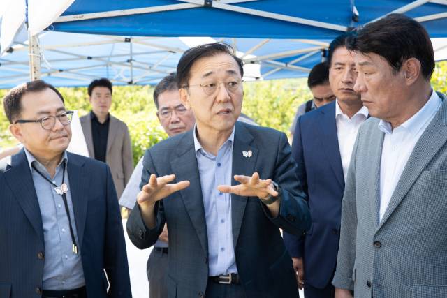 김윤덕(가운데) 국토교통부 장관은 지난 9월 6일 대구경북신공항 이전 예정지를 방문해 민·군공항 통합 이전사업의 성과적 추진을 다짐하며 관계 기관과의 협력을 강조했다. 국토교통부 제공