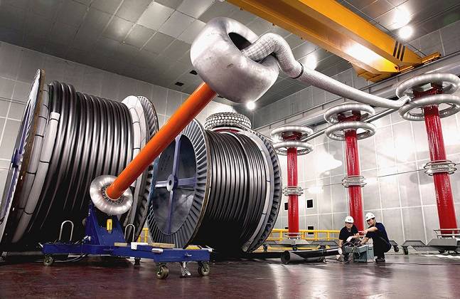 S전선 직원이 구미 공장에서 초고압 직류(HVDC) 케이블을 테스트하고 있다./사진=LS전선