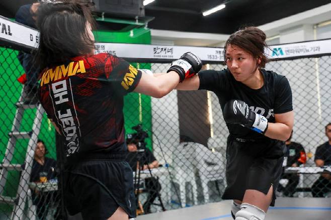 지난 11월 KMMA에서 첫 대결을 벌인 오정은(왼쪽)과 정민지. 사진=KMMA