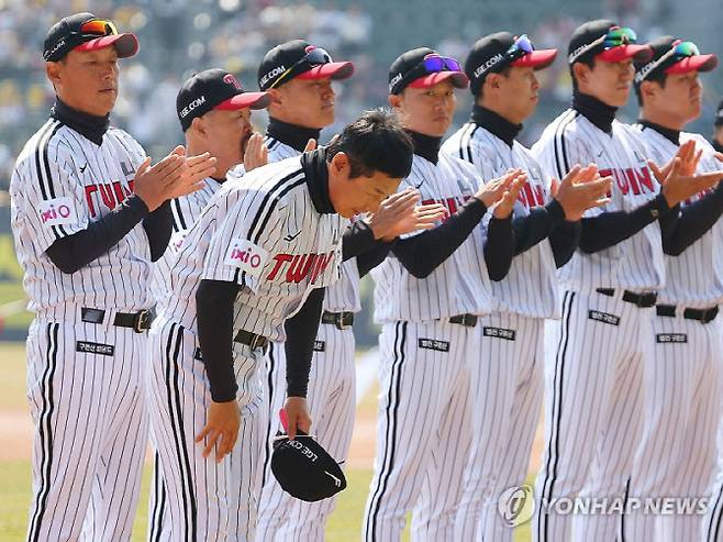 2024시즌 KBO리그 개막전에서 LG트윈스 염경엽 감독이 관중들에게 인사를 하고 있다. 사진=연합뉴스