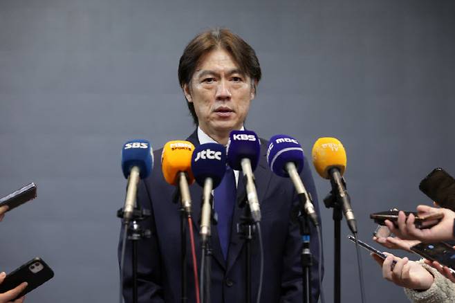 홍명보장학재단 이사장인 홍명보 축구 대표팀 감독이 19일 경기도 성남의 더블트리 바이 힐튼호텔에서 열린 '제24회 홍명보장학재단 장학금 수여식'에 참석해 취재진의 질문에 답하고 있다. 사진=연합뉴스